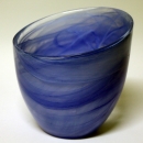 Design Glasschale in blauer Schlierentechnik, Schr�g geschnitten.