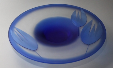 Design Glasteller mit blauem Überfangglas.