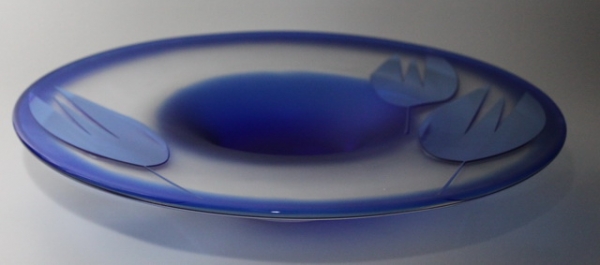 Design Glasteller mit blauem Überfangglas.